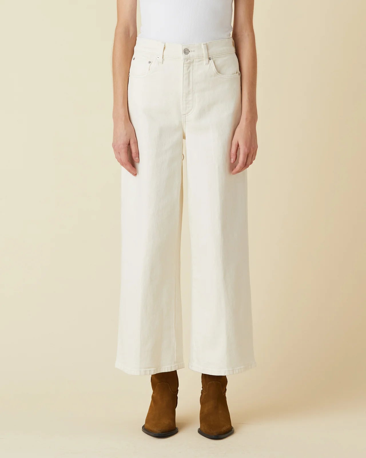 Juliette Wideleg in White