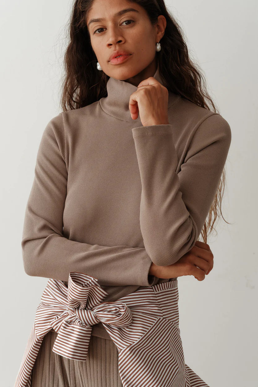 Rib Turtleneck in Mushroom